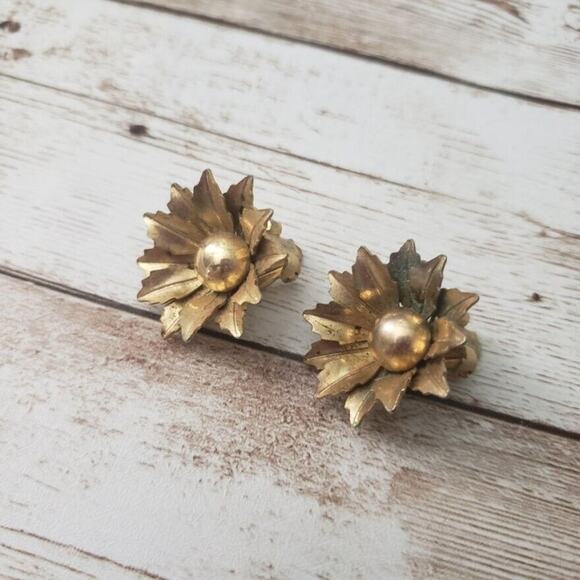 Vintage Clip On Earrings Gold Tone Metal Flower 1" - Picture 2 of 4